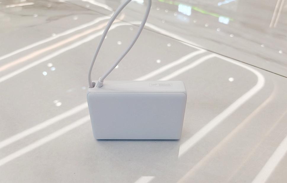 倍思45W數顯快充移動電源評測:出差旅行必備,讓充電不再焦慮!