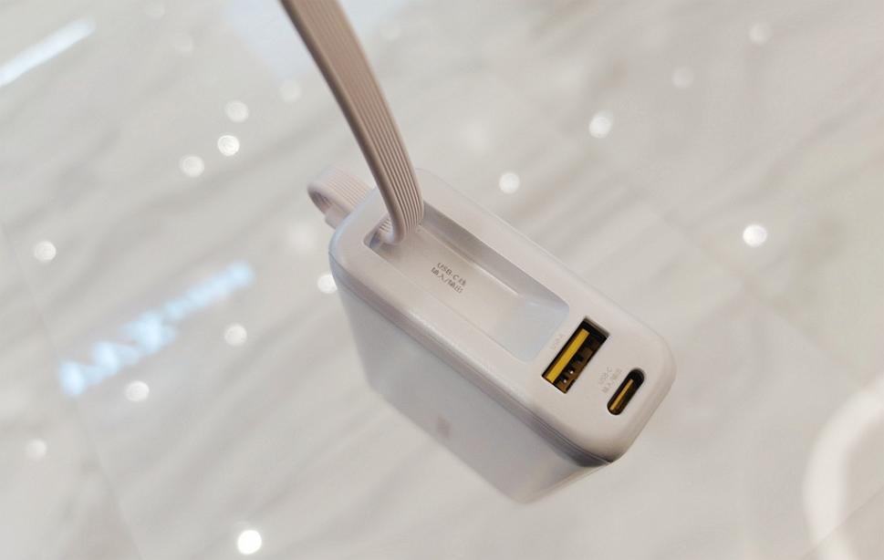 倍思45W數顯快充移動電源評測:出差旅行必備,讓充電不再焦慮!