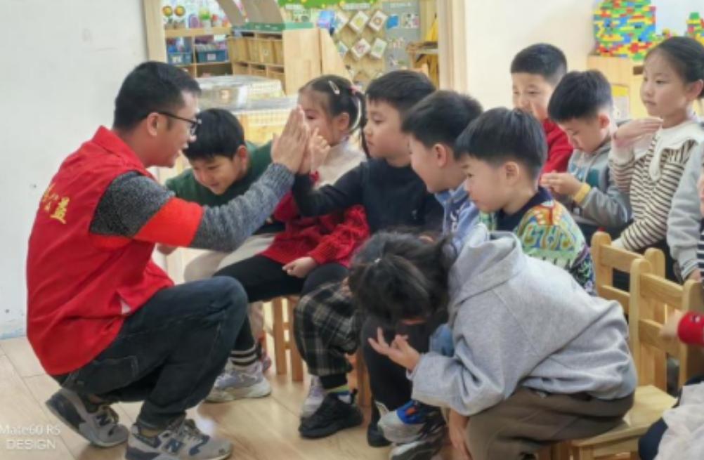 兄弟公益宣講團走進遠洋風景幼兒園讓愛心傳遞點亮幼兒成長之路