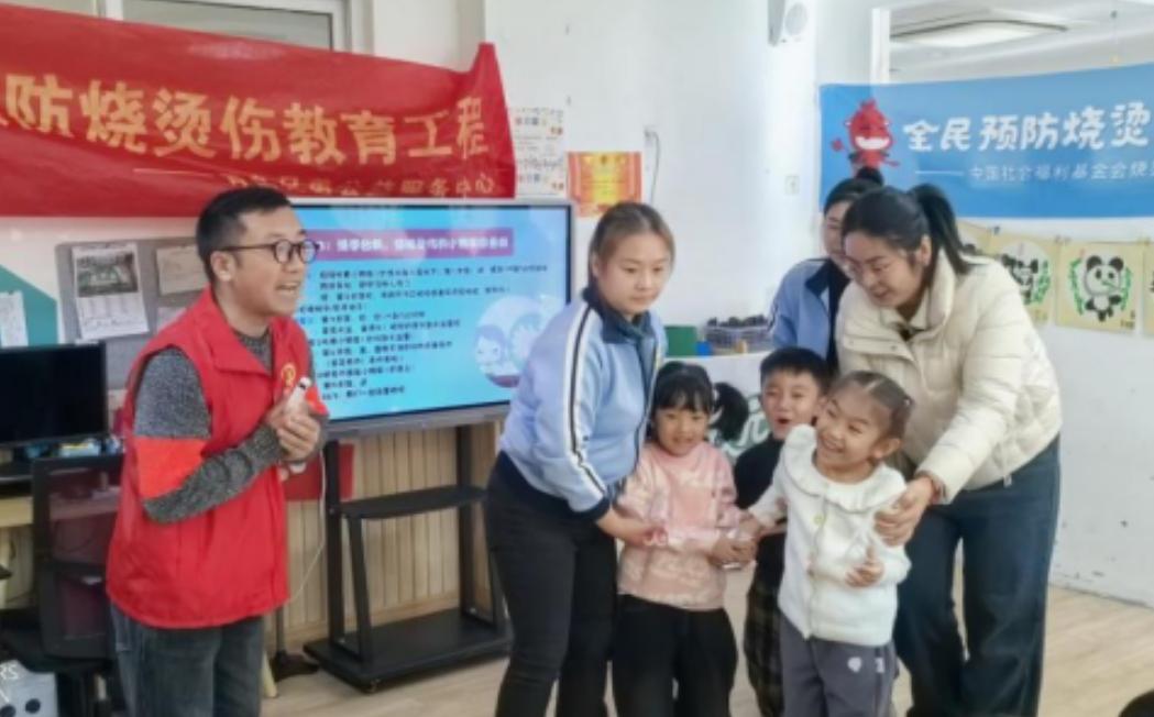 兄弟公益宣講團走進遠洋風景幼兒園讓愛心傳遞點亮幼兒成長之路