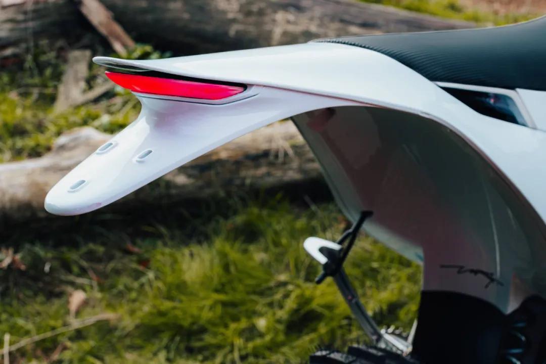 地表最強電動越野摩托車?Stark Varg EX登場,80匹馬力/1036牛米