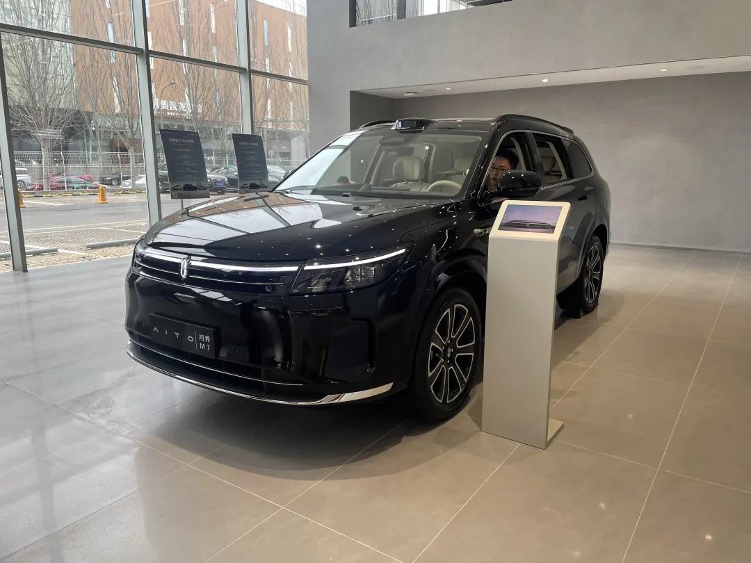 20多輛奧迪新車被挪到展廳外,門店標識也已更換!北京最大奧迪4S店改賣問界!廠家客服:已終止合作