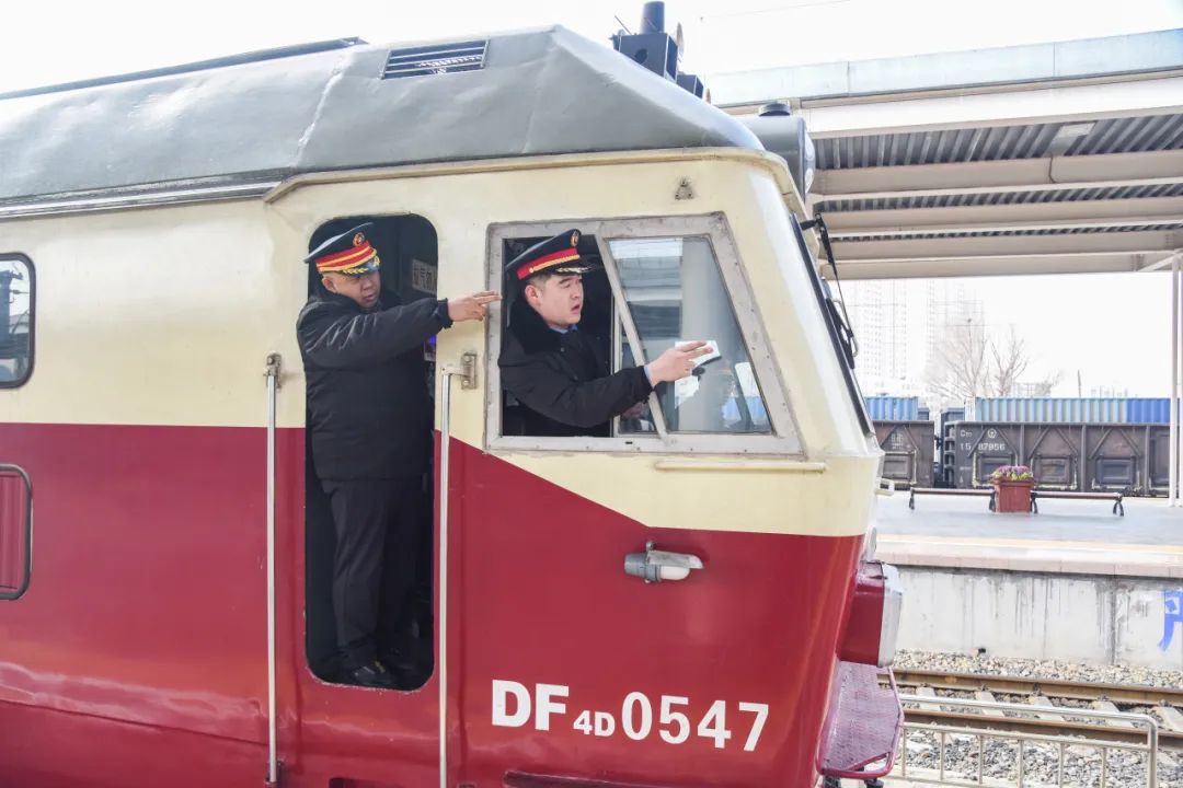 超暖!這趟“便民慢火車”由他們駕駛