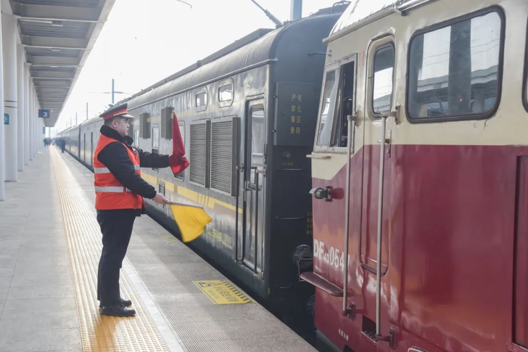 超暖!這趟“便民慢火車”由他們駕駛