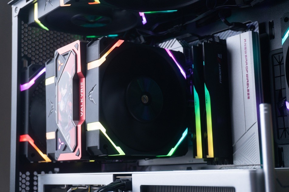 1月裝機(jī):背插+副屏(觸屏)+RTX4070TIS,桌面上的精致主機(jī)