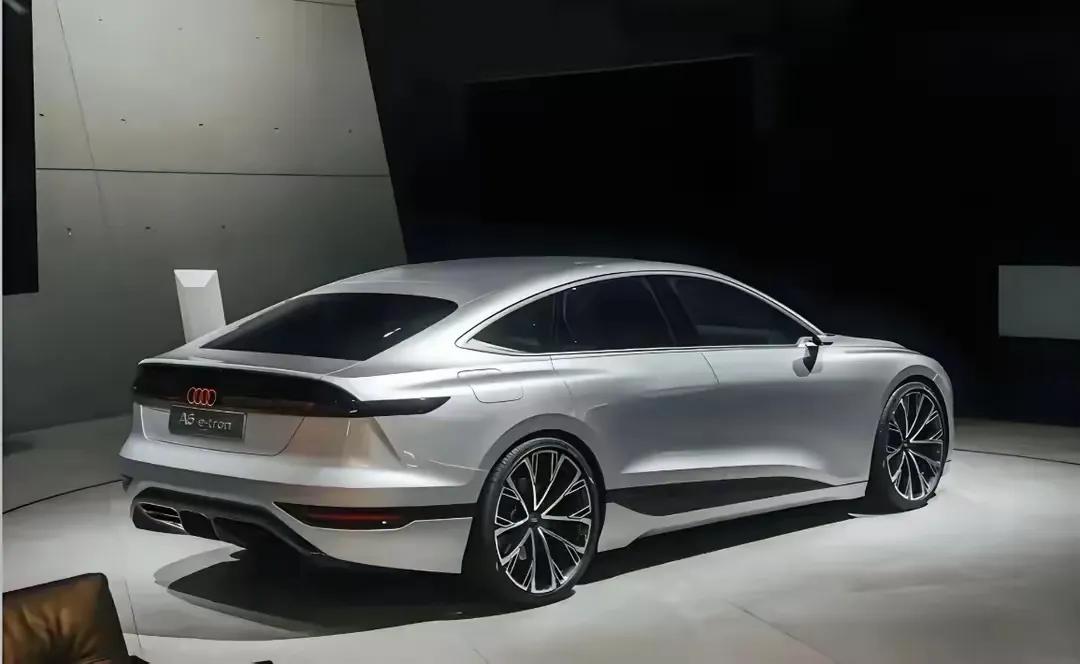 全新奧迪A6L驚艷亮相,老款新款大比拼,你的購車選擇是?