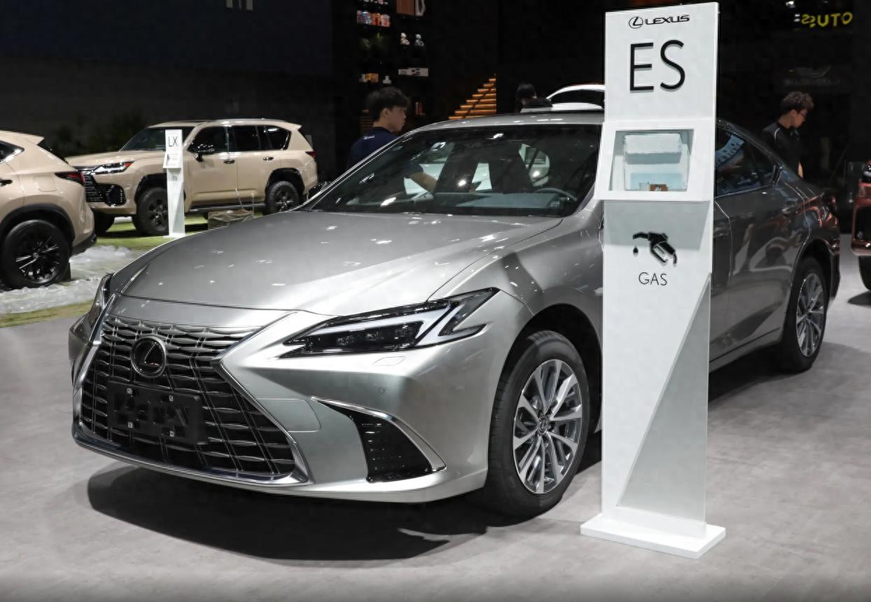 奧迪A4L vs 雷克薩斯ES:豪華轎車巔峰對決,誰才是你的最佳選擇?