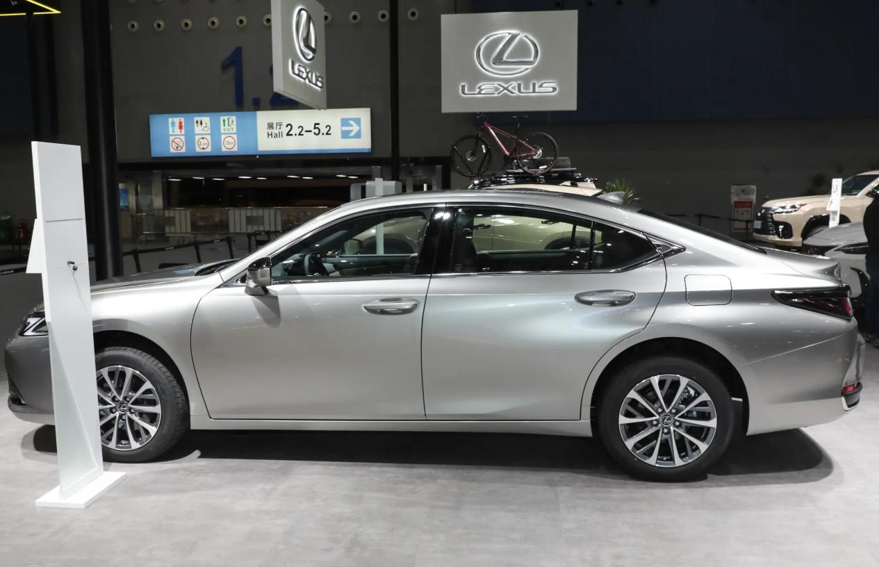 奧迪A4L vs 雷克薩斯ES:豪華轎車巔峰對決,誰才是你的最佳選擇?