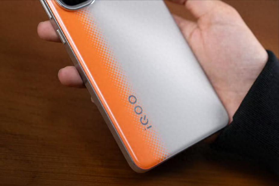 iQOO開始發(fā)力了,超窄直屏+6100mAh+120W,320萬分旗艦僅售2444元