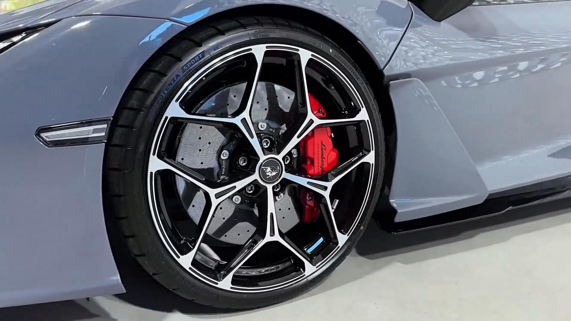 蘭博基尼Revuelto(2025)— 野蠻的異國跑車!