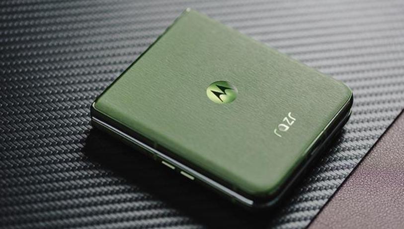 2TB+驍龍8至尊版殺到!moto razr 60 Ultra價(jià)格曝光,這次真要翻身?